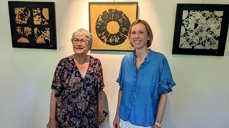 Art contemporain : sculpture sur bois abstraite et innovante